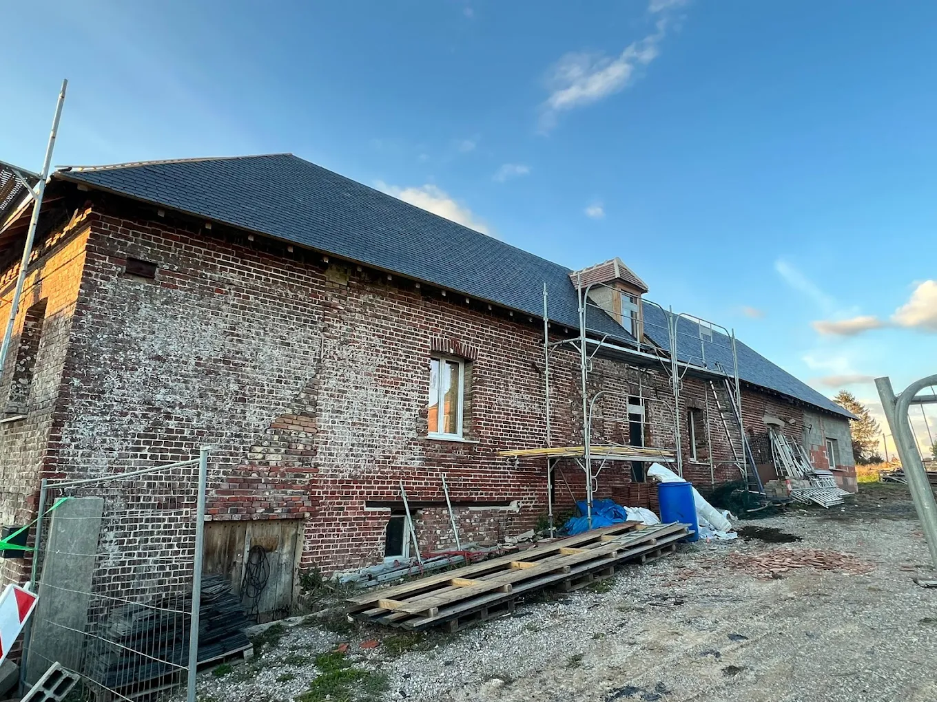 Houses in the town of Rocamadour seen from above, with their roofs, the valley and the forest